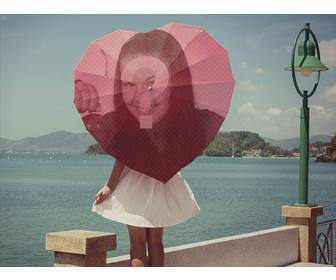 fotomontagem mar com um guarda-chuva em forma coracão em um fundo romantico